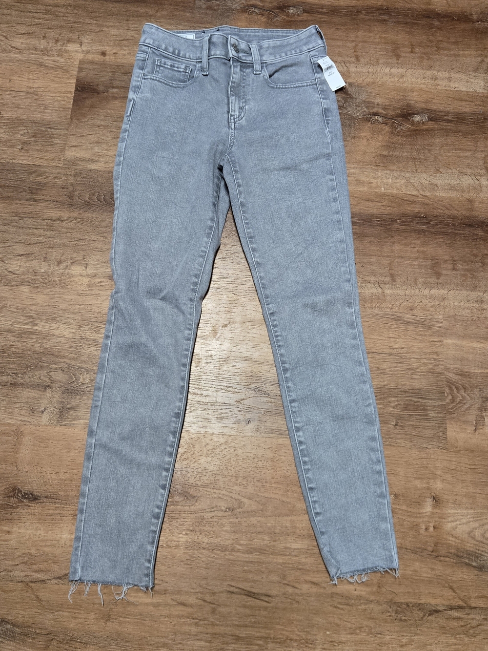 NWT! GAP Light Gray Skinny Jeans  Universal Jegging Mid Rise Size 27 / 4 Regular